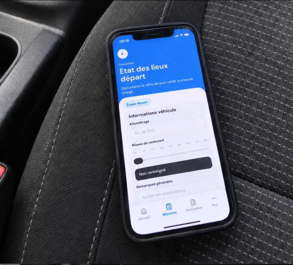Téléphone posé sur un siège de voiture, ouvert sur l’état des lieux de départ ConvoyDoc